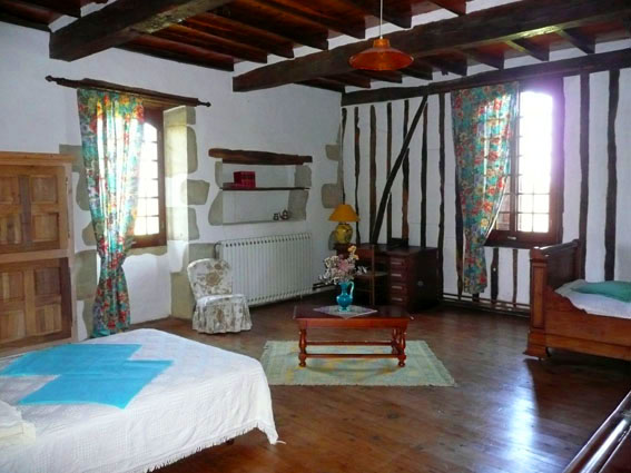 Grand angle sur la chambre jaune Grand angle sur la chambre jaune