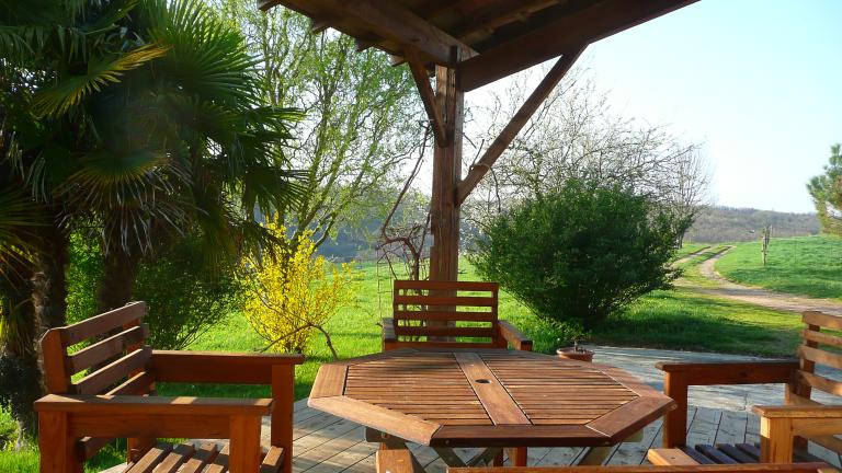 Table de jardin sous la terrasse La terrasse, table de jardin
